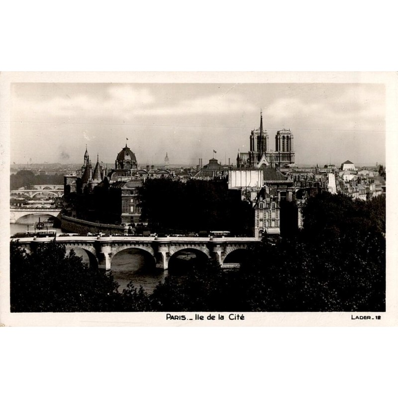 Carte postale ancienne de Paris montrant l’Île de la Cité et ses monuments historiques en bord de Seine