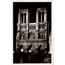 Carte postale ancienne de Paris montrant Notre-Dame illuminée la nuit dans une ambiance rétro