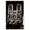 Carte postale ancienne de Paris montrant Notre-Dame illuminée la nuit dans une ambiance rétro