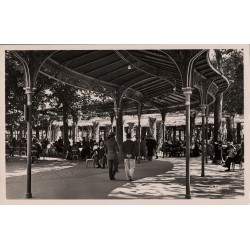 Carte postale ancienne – Vichy Parc des Sources, galeries couvertes et pergola (Allier)