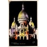 Carte postale ancienne de Paris montrant la basilique du Sacré-Cœur illuminée de nuit à Montmartre