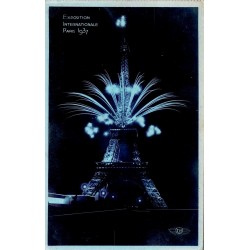 Carte postale ancienne de l’Exposition Internationale de Paris 1937 montrant la Tour Eiffel illuminée et des feux d’artifice