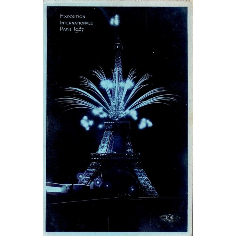 Carte postale ancienne de l’Exposition Internationale de Paris 1937 montrant la Tour Eiffel illuminée et des feux d’artifice