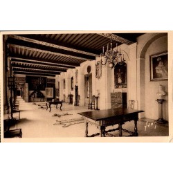 Carte postale ancienne du Château d’Eu montrant l’intérieur du hall du château