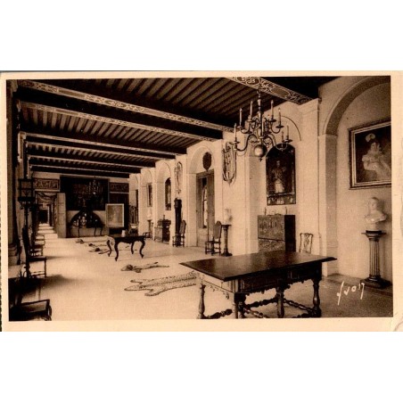 Carte postale ancienne du Château d’Eu montrant l’intérieur du hall du château