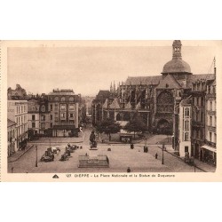 Carte postale ancienne Dieppe – Place Nationale et statue de Duquesne