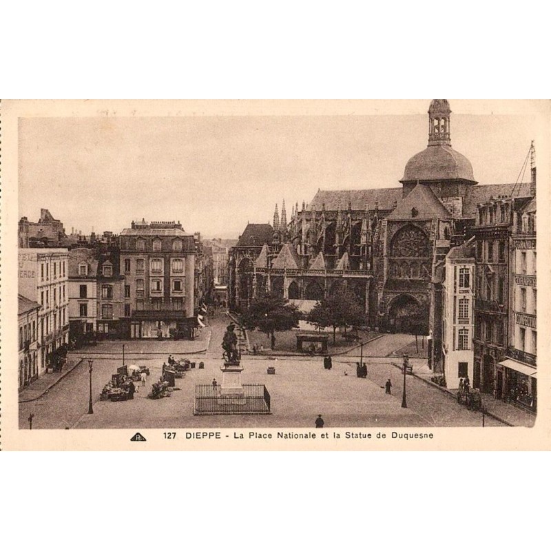 Carte postale ancienne Dieppe – Place Nationale et statue de Duquesne