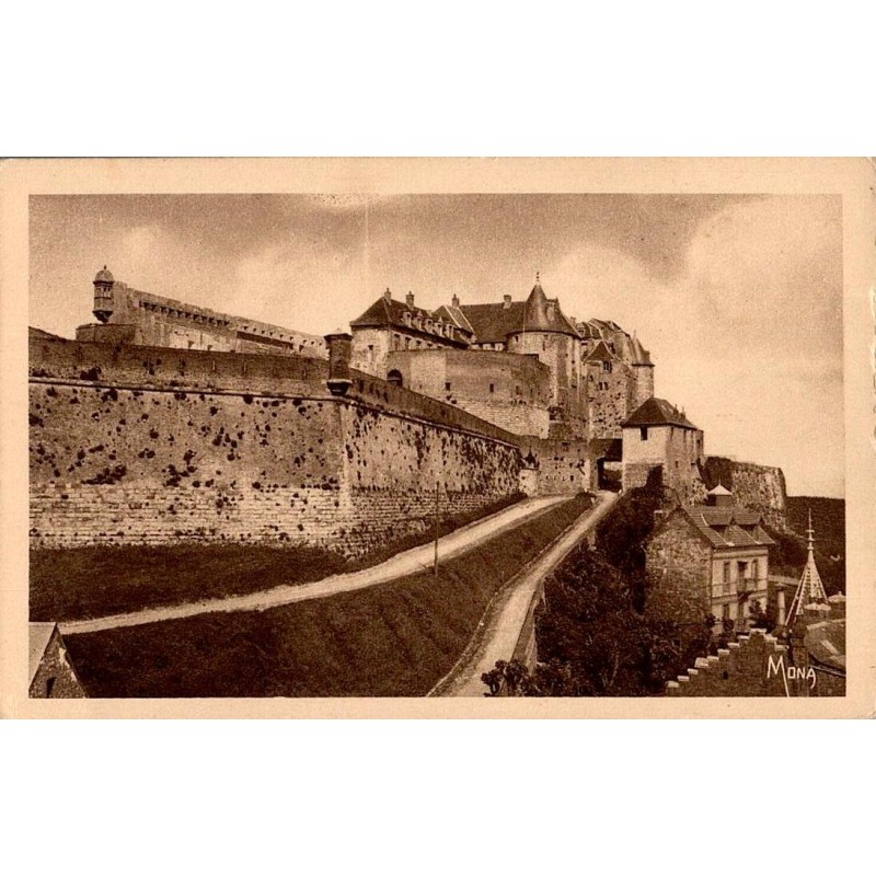 Carte postale ancienne de Dieppe montrant le château dans la série Les Petits Tableaux de Normandie