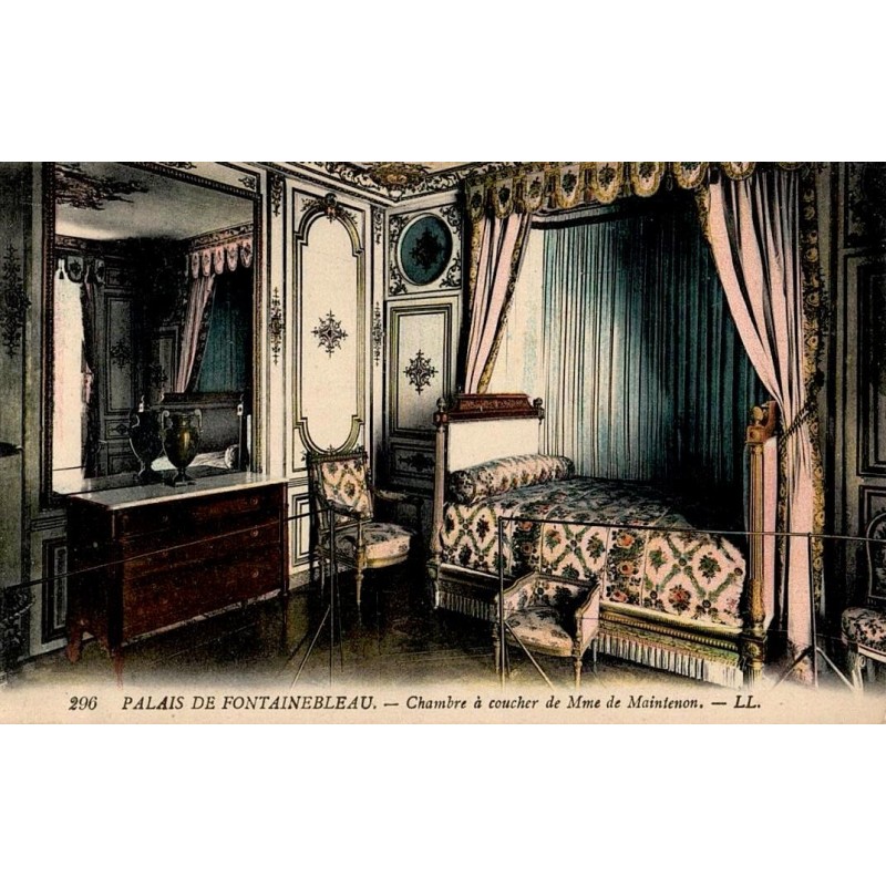 Carte postale ancienne du Palais de Fontainebleau montrant la chambre à coucher de Madame de Maintenon