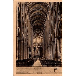Carte postale ancienne de Rouen montrant l’intérieur de la cathédrale dans une perspective de nef