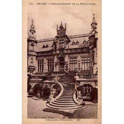 Carte postale ancienne de Fécamp montrant l’escalier d’honneur de l’Établissement de la Bénédictine