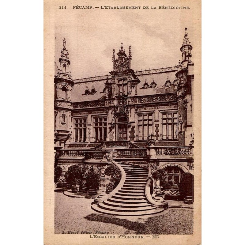 Carte postale ancienne de Fécamp montrant l’escalier d’honneur de l’Établissement de la Bénédictine