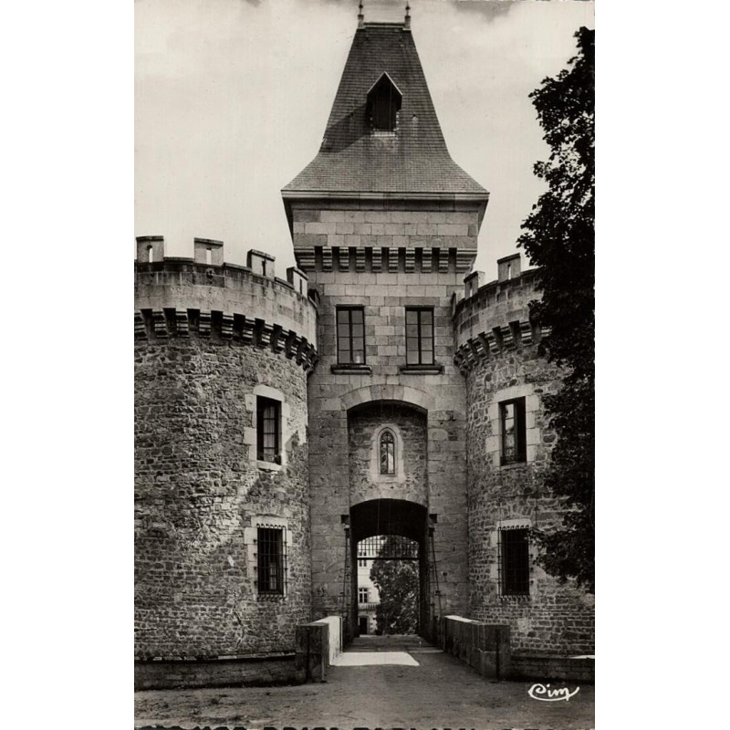 Carte postale ancienne – Château de Busset, Allier – Entrée & tours