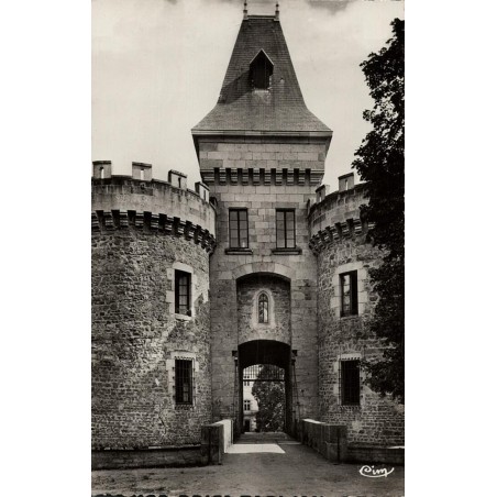 Carte postale ancienne – Château de Busset, Allier – Entrée & tours