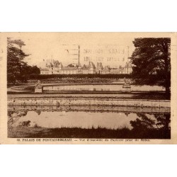 Carte postale ancienne Palais de Fontainebleau – Vue d’ensemble du parterre