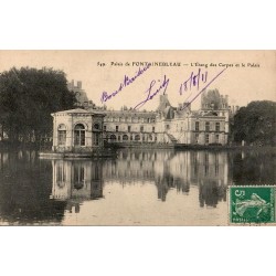 Carte postale ancienne Fontainebleau – L’Étang des Carpes et le Palais