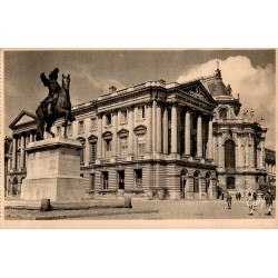 VERSAILLES ET SES MERVEILLES -  Le Château - Statue de Louis XIV - 0103