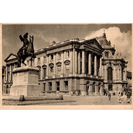VERSAILLES ET SES MERVEILLES -  Le Château - Statue de Louis XIV - 0103