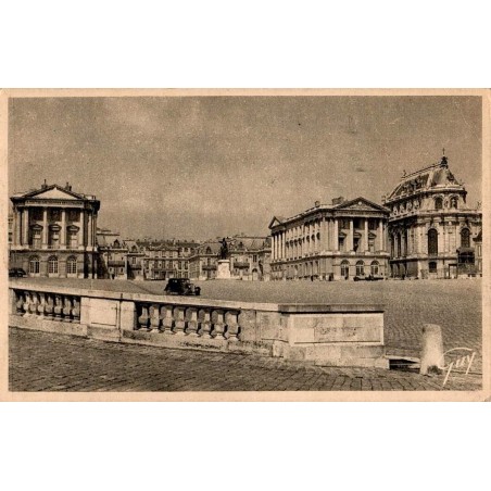 Carte postale ancienne Versailles – Cour des Ministres et façade principale