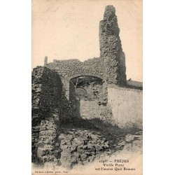 2593 - FRÉJUS - Vieille porte sur l'ancien Quai Romain