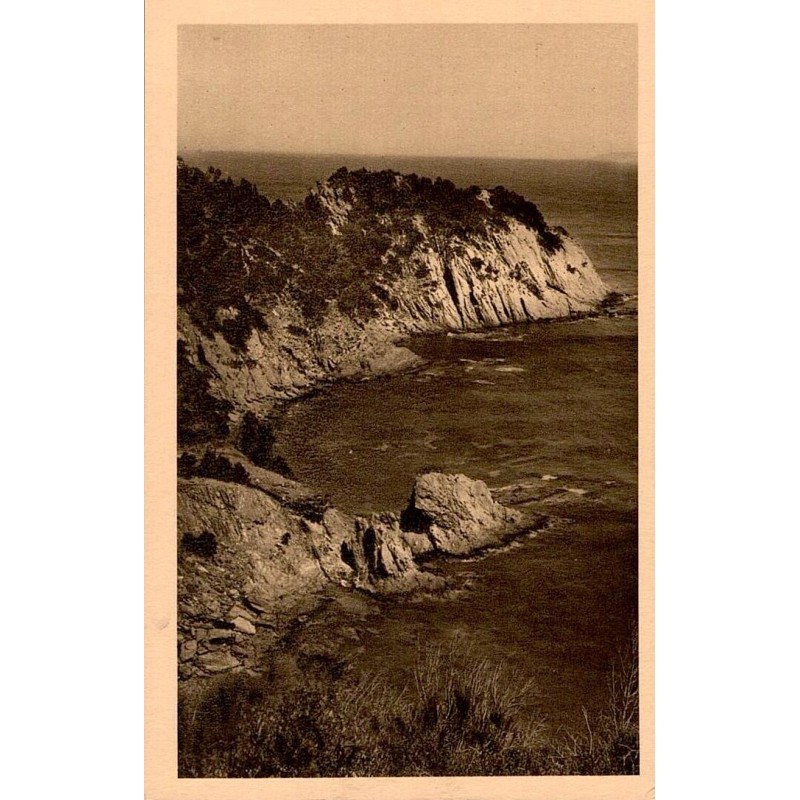 CORNICHE DES MAURES - VAR - Environs du Lavandou - Le Cap Benet