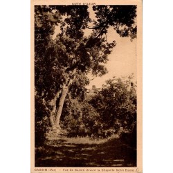 GASSIN (Var) - Vue de Gassin devant la Chapelle Notre Dame