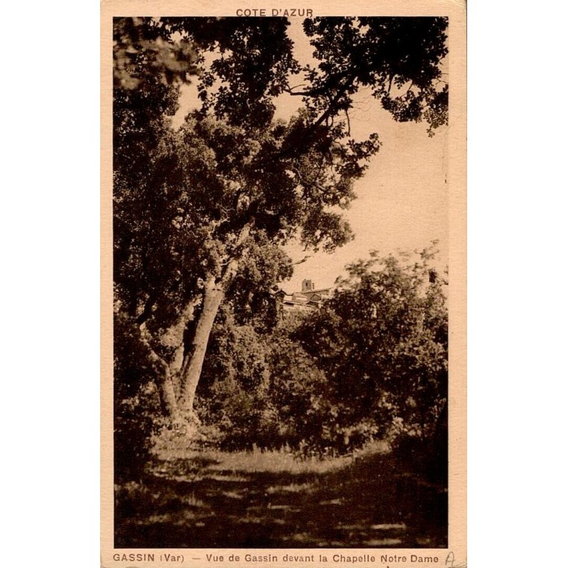 GASSIN (Var) - Vue de Gassin devant la Chapelle Notre Dame