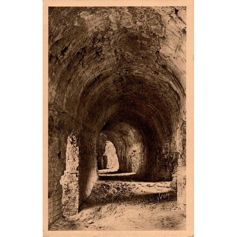 41 - LA DOUCE FRANCE - FRÉJUS - Galeries voûtées des Arènes