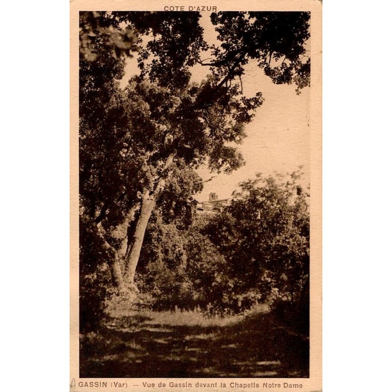 GASSIN (Var) - Vue de Gassin devant la chapelle de Notre Dame