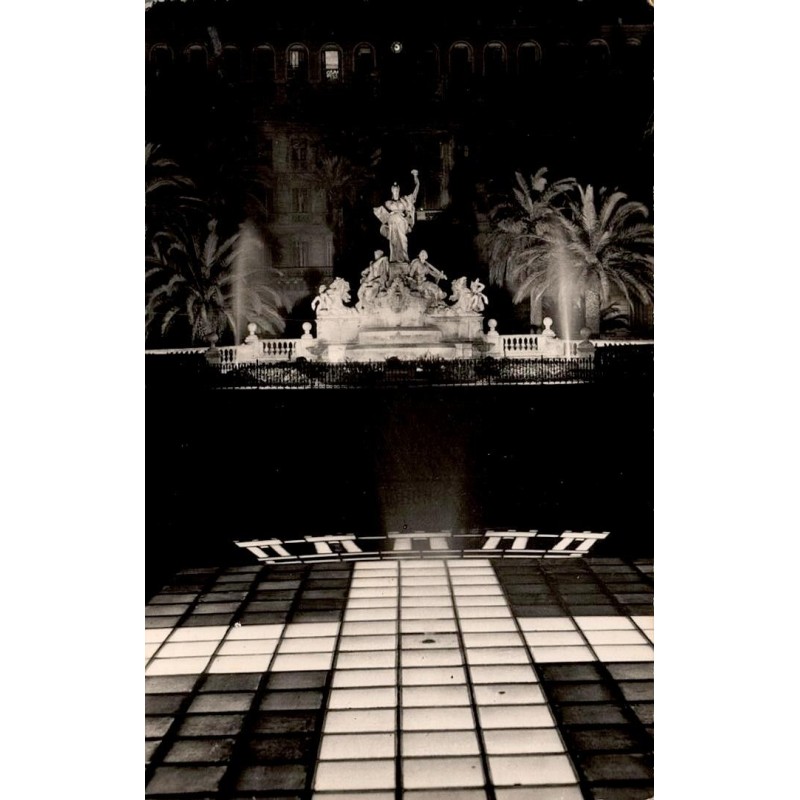 74-53 - TOULON - La Place de la Liberté et son éclairage de nuit