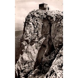 8009 - La Sainte Baume (Var) - Apic du Saint Pilon et la Chapelle