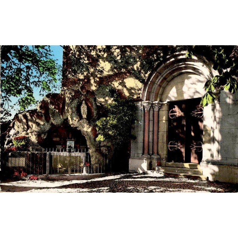 35 - Bagnol en forêt (Var) - Entrée de l'église et la Grotte