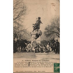 Carte postale ancienne Nîmes Monuments des Combattants et Maisons Universelles