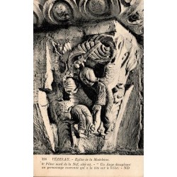 256 - VEZELAY - Église de la Madeleine, 6ème pilier de la Nef, Côté est -- ND