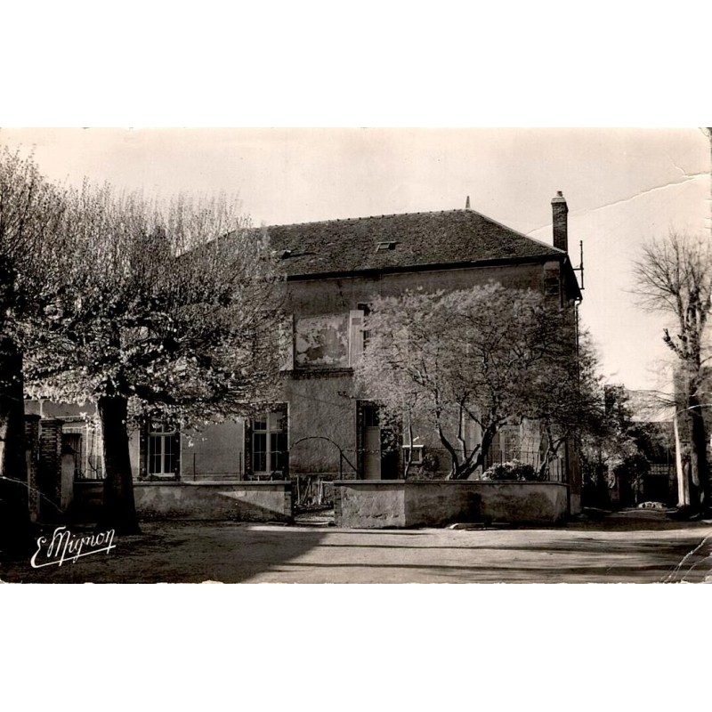 CPSM Gron Yonne mairie école village