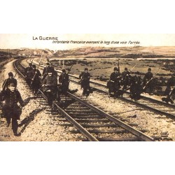 Carte postale ancienne infanterie française avançant voie ferrée Guerre 1914-18