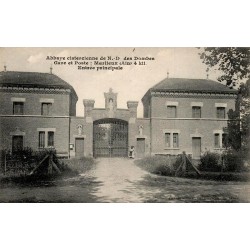 Abbaye Cistercienne de N.D. des Dombes -  Gare et poste : Marlieux (Ain) 4 Km : Entrée principale