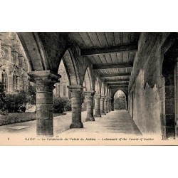 Carte postale ancienne Laon colonnade du palais de justice Aisne