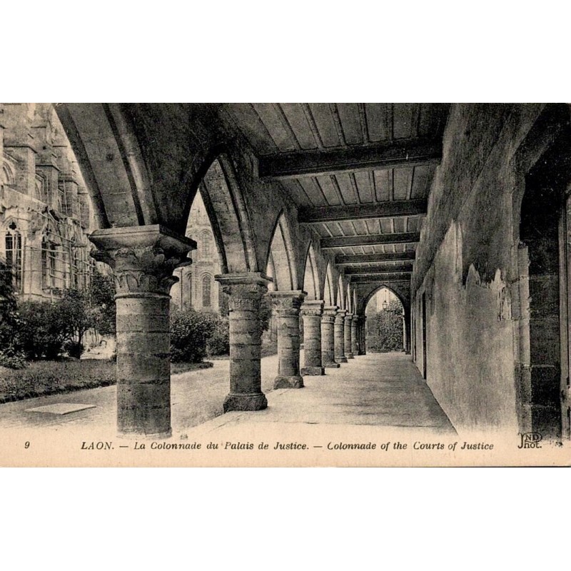 Carte postale ancienne Laon colonnade du palais de justice Aisne