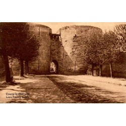 Carte postale ancienne Coucy le Château tour fortification Aisne