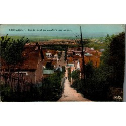 Carte postale ancienne Laon escaliers vers la gare vue en hauteur Aisne