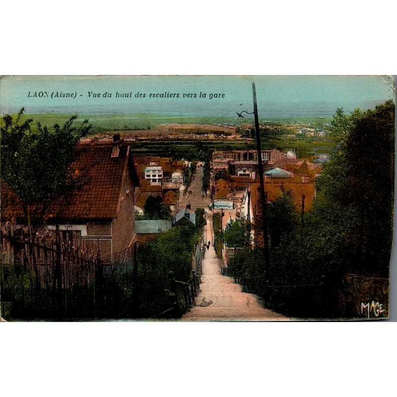 Carte postale ancienne Laon escaliers vers la gare vue en hauteur Aisne