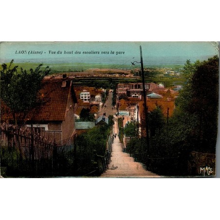 Carte postale ancienne Laon escaliers vers la gare vue en hauteur Aisne