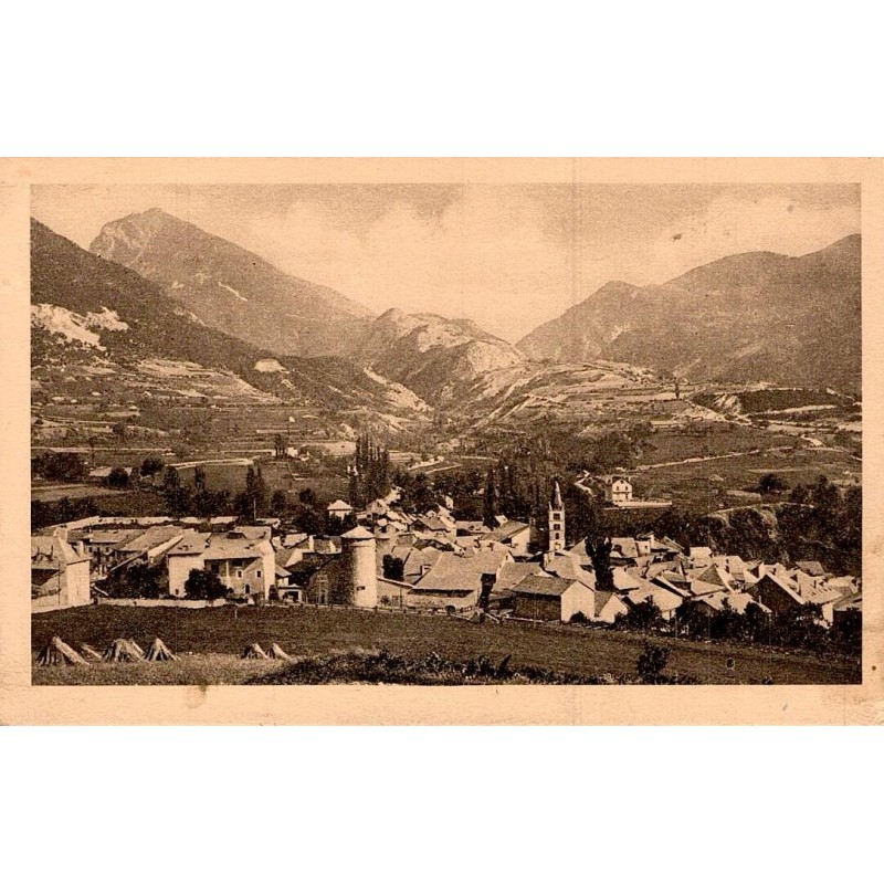 Carte postale ancienne Guillestre vue générale Hautes Alpes
