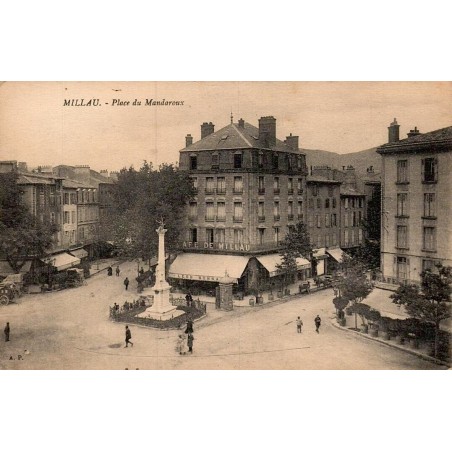 Carte postale ancienne Millau place du Mandaroux café de Millau