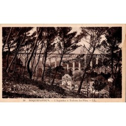 Carte postale ancienne Roquefavour aqueduc à travers les pins LL