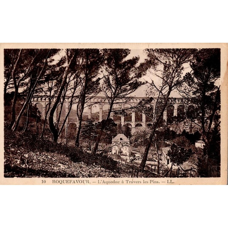 Carte postale ancienne Roquefavour aqueduc à travers les pins LL