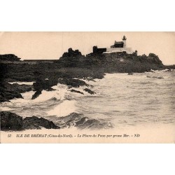 Carte postale ancienne Ile de Brehat phare du Paon grosse mer ND