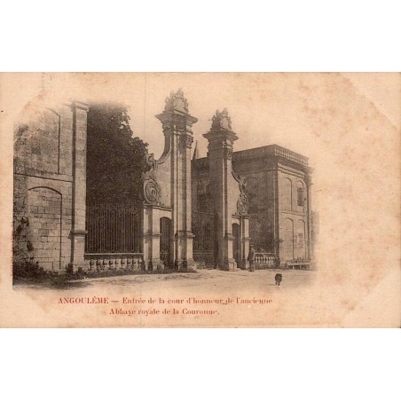 Carte postale ancienne abbaye de La Couronne Angoulême cour honneur