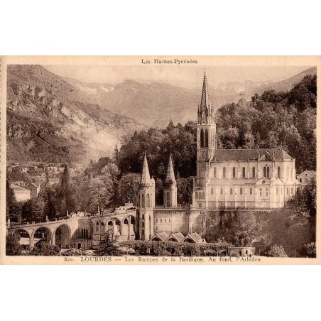 Carte postale ancienne Lourdes rampes de la basilique Arbiden